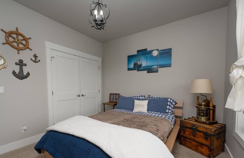 East Wenatchee House | Modern Mount Oasis - King Bed, Mountain Views, open floor plan & Hot Tub!