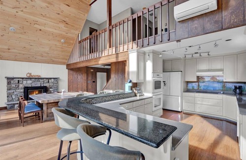 Gouldsboro Ski Chalet | Modern Mountain Chalet in Big Bass Lake | Hot tub