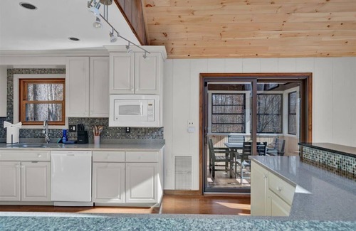 Gouldsboro Ski Chalet | Modern Mountain Chalet in Big Bass Lake | Hot tub