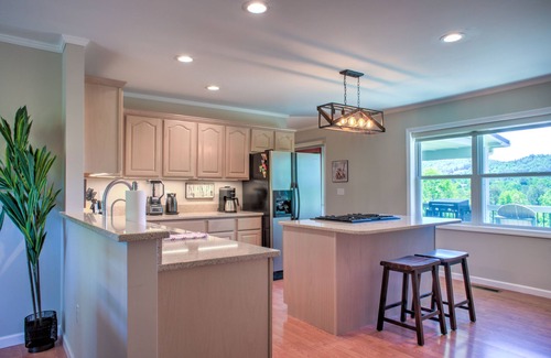 Bakersville House | Modern Mountain Cabin w/Hot Tub, Game Room + Biltmore Pass