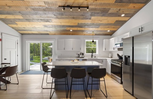 Bridgton House | Modern Mountain Home- Family Friendly Close to Moose Pond/Pleasant Mountain