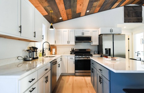 Bridgton House | Modern Mountain Home- Family Friendly Close to Moose Pond/Pleasant Mountain