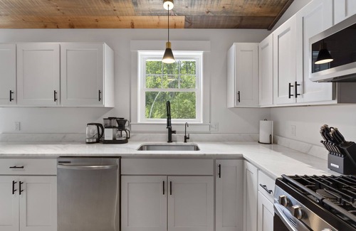 Bridgton House | Modern Mountain Home- Family Friendly Close to Moose Pond/Pleasant Mountain