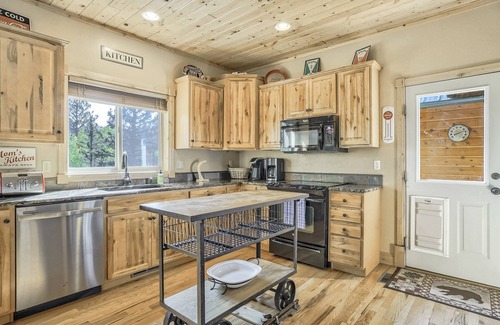Florissant House | Modern Mountain Home, Internet, WiFi, Dog Friendly with Fee