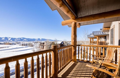 Victor Apartment | Modern Mountain Retreat
