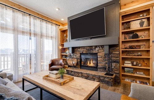 Victor Apartment | Modern Mountain Retreat