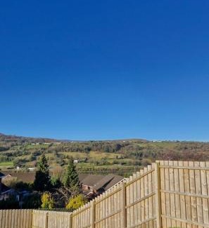 Newry House | Modern Mountain View near the beach!