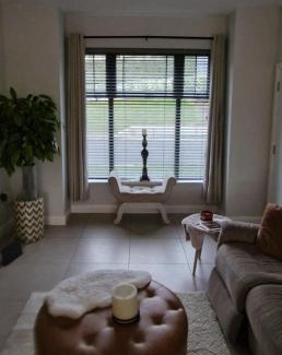 Newry House | Modern Mountain View near the beach!