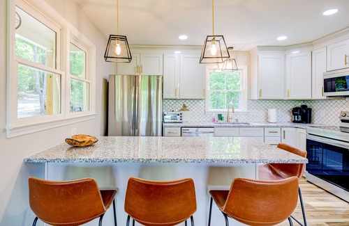 Dahlonega Cabin | Modern mountain-view retreat with private deck, firepit, grill, fireplace, & W/D