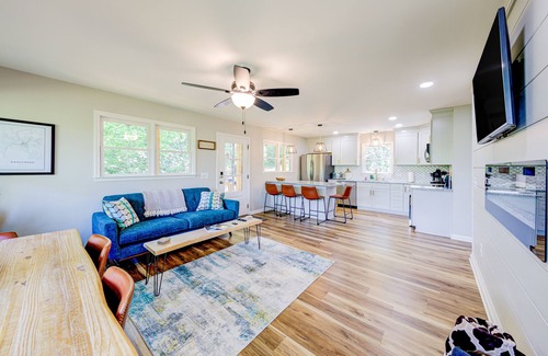 Dahlonega Cabin | Modern mountain-view retreat with private deck, firepit, grill, fireplace, & W/D