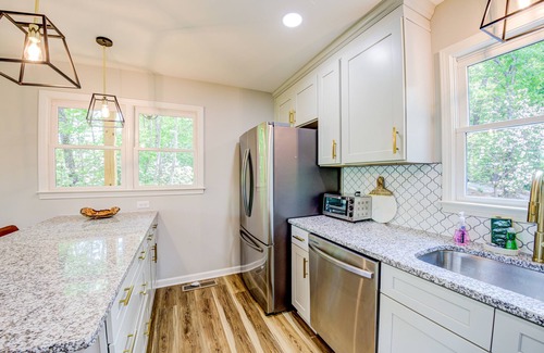 Dahlonega Cabin | Modern mountain-view retreat with private deck, firepit, grill, fireplace, & W/D