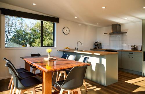 Kaikoura House | Modern Mountain Views Sunny