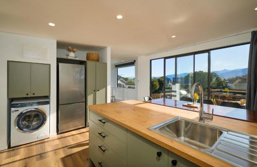 Kaikoura House | Modern Mountain Views Sunny