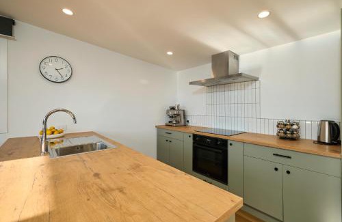 Kaikoura House | Modern Mountain Views Sunny