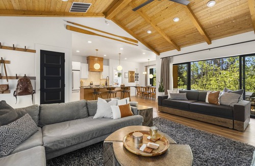 Donnelly Cabin | Modern Mtn Retreat: Lakefront, Direct Beach Access & Hot Tub by Tamarack Resort