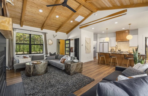 Donnelly Cabin | Modern Mtn Retreat: Lakefront, Direct Beach Access & Hot Tub by Tamarack Resort