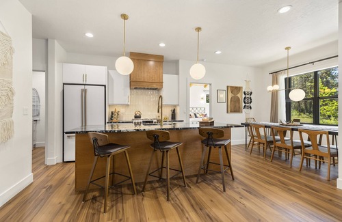 Donnelly Cabin | Modern Mtn Retreat: Lakefront, Direct Beach Access & Hot Tub by Tamarack Resort