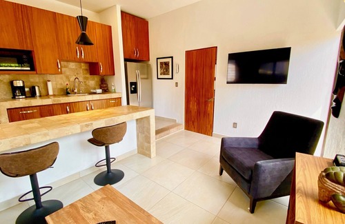 San Antonio Tlayacapan House | Modern 1 Bedroom Guesthouse - Walk to everything - 1 Night Rate Available