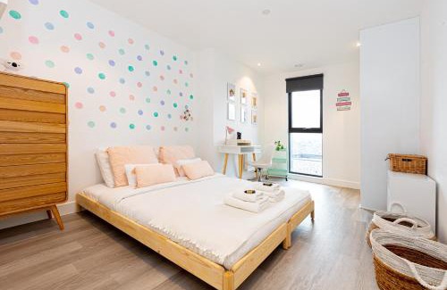Wandsworth Apartment | Modern New 2BR wViews & Balcony in Wandsworth