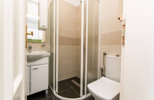 Old Town Apartment | Modern Newly Refurbished Studio! Main Street