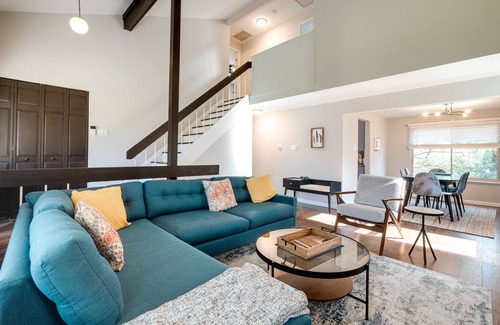 North Potomac House | Modern North Potomac Home w/ Furnished Deck!