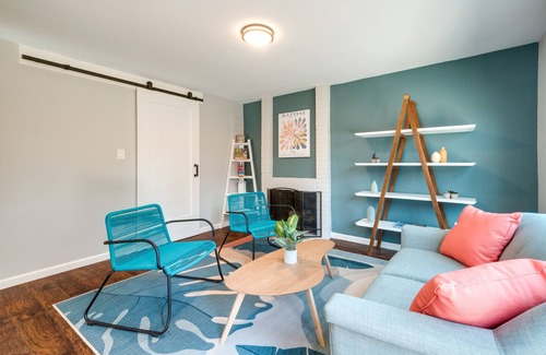 North Potomac House | Modern North Potomac Home w/ Furnished Deck!