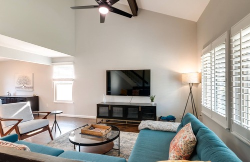 North Potomac House | Modern North Potomac Home w/ Furnished Deck!