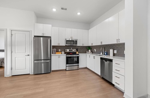 Downtown Louisville Apartment | Modern Nulu 2BR Cozysuites 02