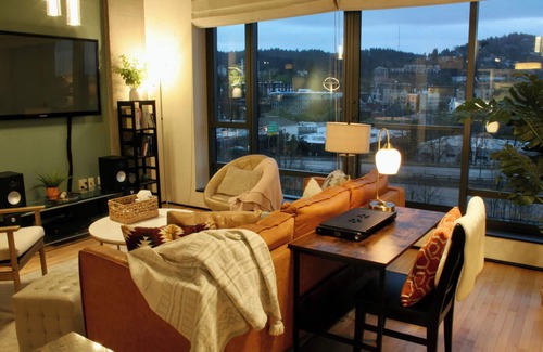 Pearl District Condo | Modern NW Portland Condo in the heart of the city. 30 day minimum stay