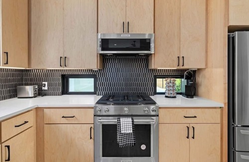 Elmhurst Heights House | Modern Oasis - Close to Downtown - Private Yard + 1 Car Garage