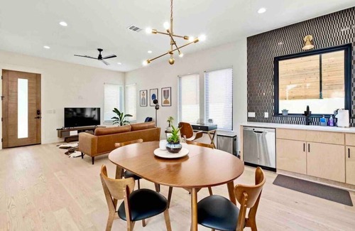 Elmhurst Heights House | Modern Oasis - Close to Downtown - Private Yard + 1 Car Garage