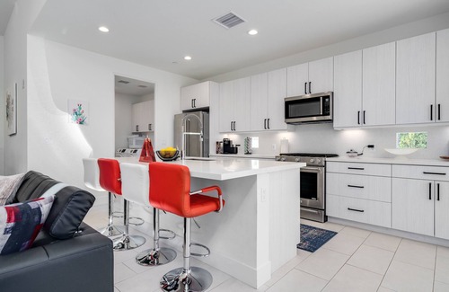 Racquet Club West House | Modern Oasis Home in Palm Springs - 5 beds