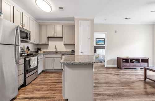 Hickory Apartment | Modern Oasis I Free Parking I Pool I Hawks