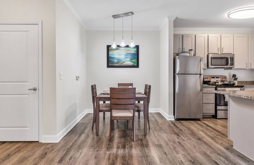 Hickory Apartment | Modern Oasis I Free Parking I Pool I Hawks
