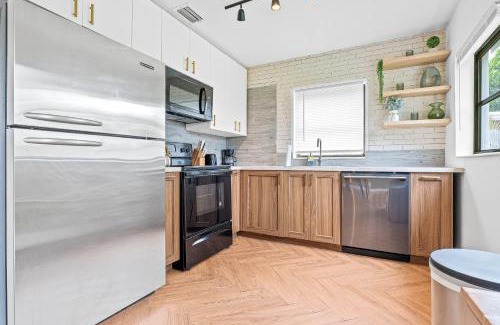 North Andrews Gardens House | Modern Oasis King Bed Pet Friendly 10m to Beach