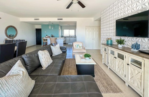 Las Conchas Condo | Modern Ocean View Condo with Pools & Gym N702