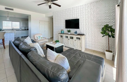 Las Conchas Condo | Modern Ocean View Condo with Pools & Gym N702