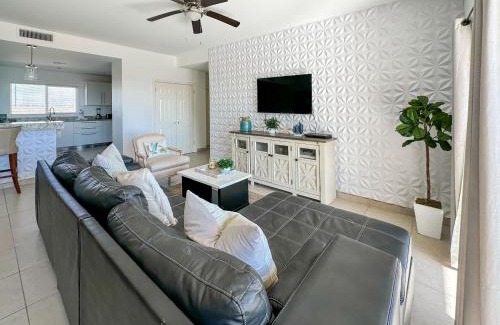 Las Conchas House | Modern Ocean View Condo with Pools & Gym N702