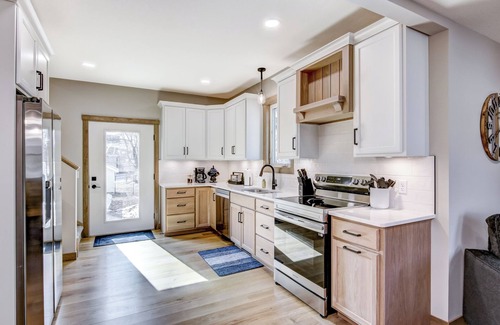 Eau Claire House | Modern On Main - Stylish Comfort Near Downtown