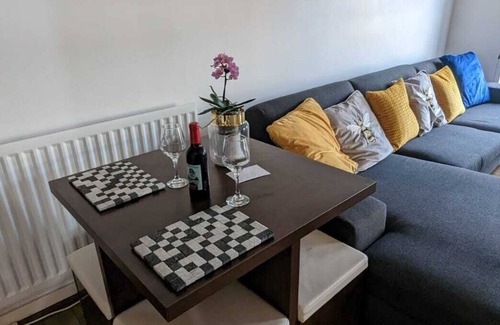 Mortlake Apartment | Modern one bed 1st floor flat near River Thames