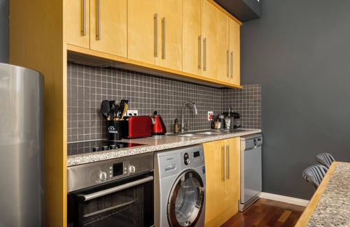Flora Park Apartment | Modern One Bed Apt - Central - Pool