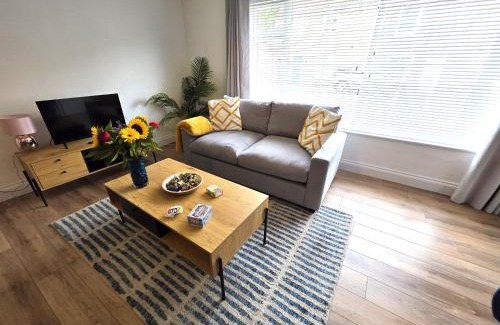 Ely Apartment | Modern One Bed Flat at Dawe Luxury Suites - An Entire Apartment near Ely Cathedral & Train Station - The Perfect Gateway to Explore Ely, Cambridge, Norfolk & London - Sleeps up to 4