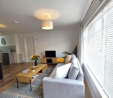 Ely Apartment | Modern One Bed Flat at Dawe Luxury Suites - An Entire Apartment near Ely Cathedral & Train Station - The Perfect Gateway to Explore Ely, Cambridge, Norfolk & London - Sleeps up to 4