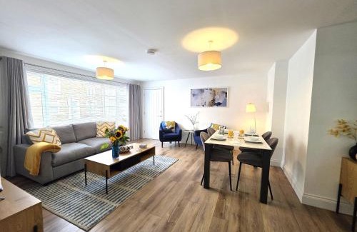 Ely Apartment | Modern One Bed Flat at Dawe Luxury Suites - An Entire Apartment near Ely Cathedral & Train Station - The Perfect Gateway to Explore Ely, Cambridge, Norfolk & London - Sleeps up to 4