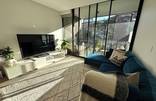 Waterloo Apartment | Modern one-bedroom apartment in Sydney - 20 minutes from Bondi Beach!