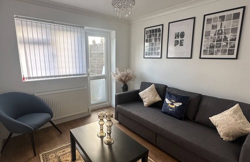 Cranford House | Modern one-bedroom house near Heathrow Airport and Central London!