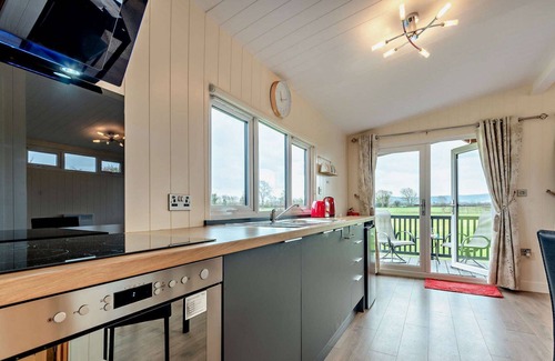 Bretforton Cabin | Modern one bedroom lodge with hot tub -Rosewood Lodge