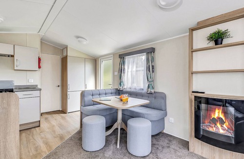 Wiseman's Bridge House | Modern open plan caravan with one double with en suite W.