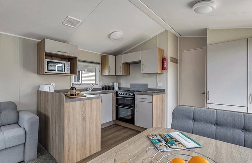 Wiseman's Bridge House | Modern open plan caravan with one double with en suite W.