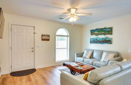 Lakeland Cottage | Modern Oscar Retreat Perched on False River!